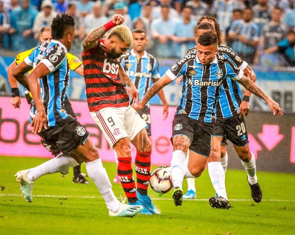 Gabigol salva la cara de Flamengo; Sampaoli ya es vulnerable. EFE/Silvio Ávila