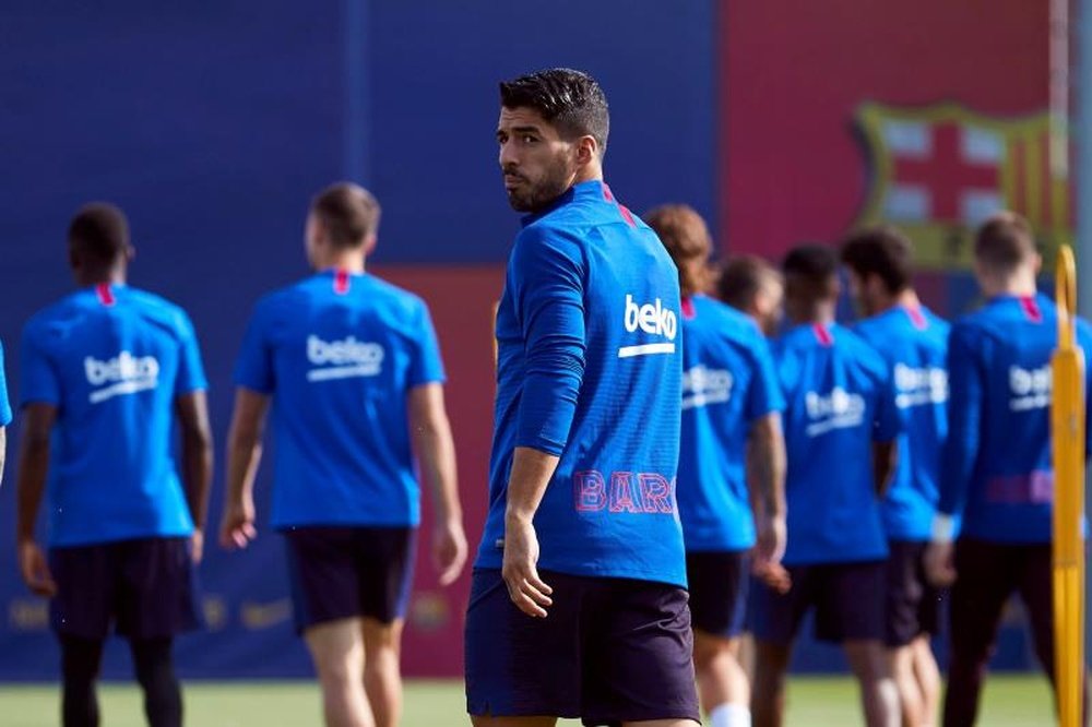 Luis Suárez hizo feliz a Santino. EFE