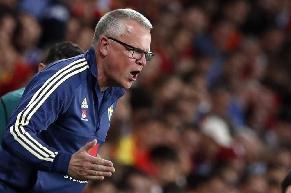 Sweden coach Andersson trusts FIFA over five substitutions plan. EFE