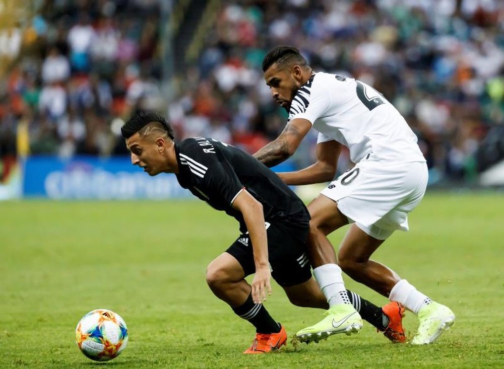Crystal Palace in the running for Roberto Alvarado. EFE