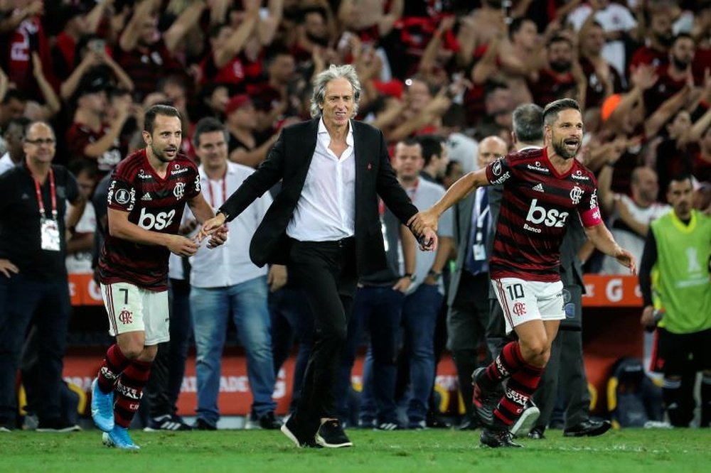 Diego, o 12° jogador do Flamengo. EFE/Antonio Lacerda