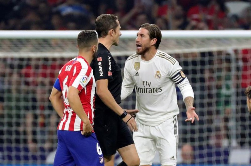 Reencuentro entre Simeone y el árbitro del lío con Ramos en el derbi. EFE/ Juanjo Martin