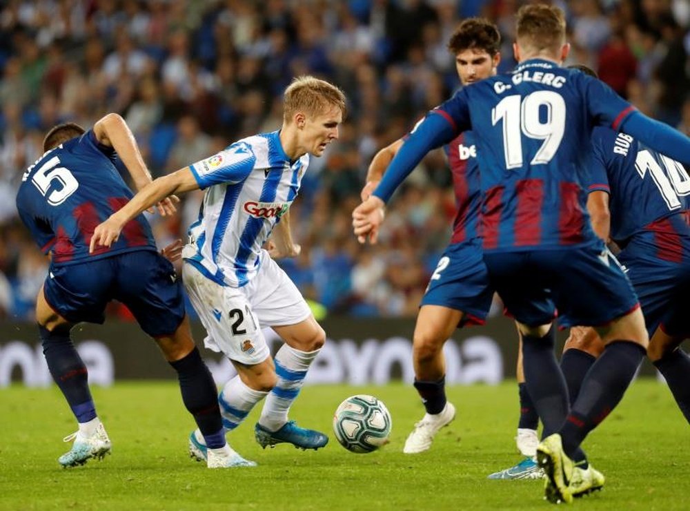 Pogba, Fabian and Valverde, all in Real Sociedad's side for Odegaard. EFE