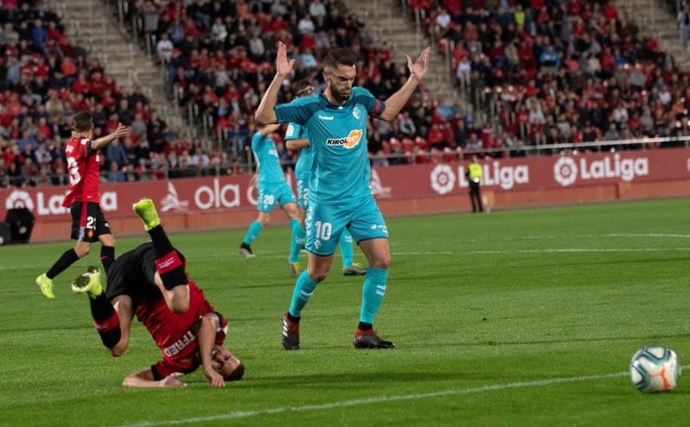 Roberto Torres n'a pas pu cacher sa colère après le match face à Séville. EFE