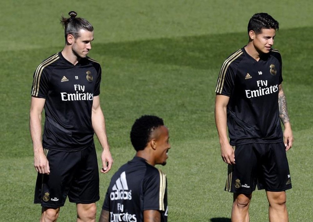 Real Madrid pretende arrecadar 100 milhões de euros com James e Bale. EFE