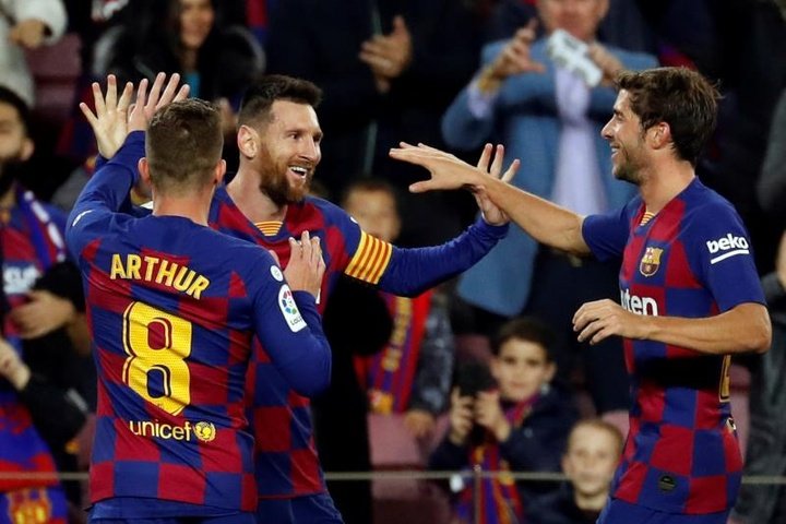 No jogo das bolas paradas, Messi resolve com um 'hat-trick'