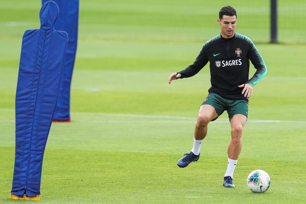 Cristiano Ronaldo trains for Portugal with no knee problems in sight. EFE