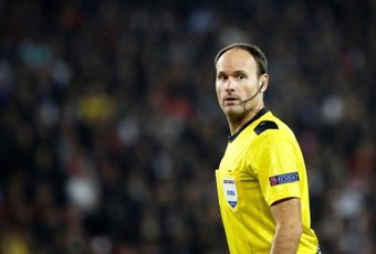 Mateu Lahoz suspende la final de la Copa de Grecia. EFE