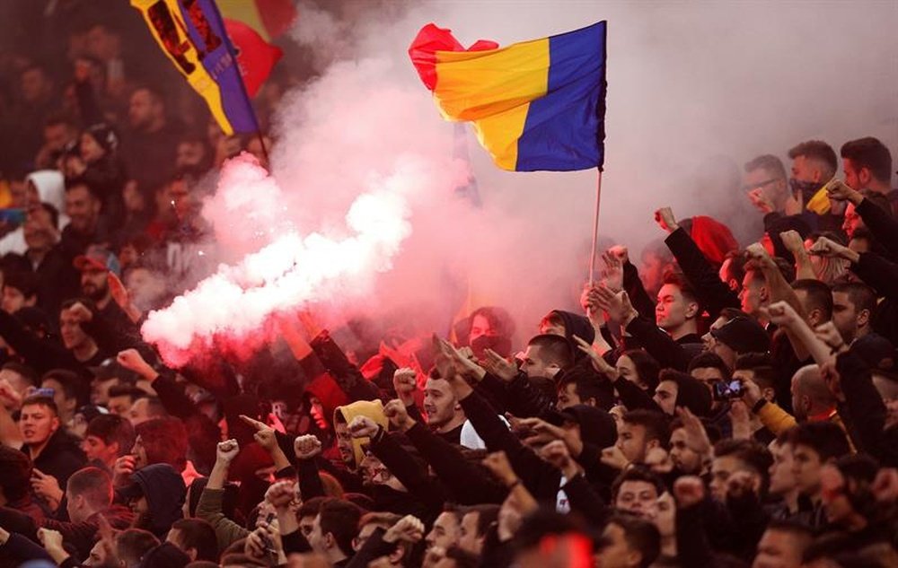 Los ultras rumanos profirieron insultos racistas que no caerán en saco roto. EFE/EPA