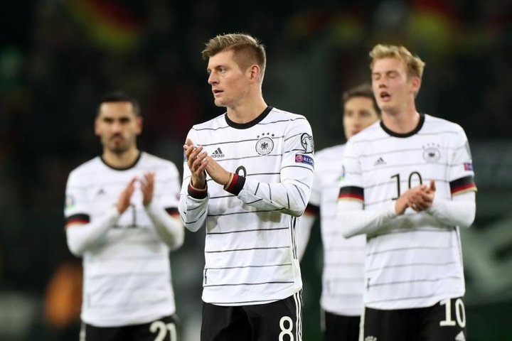 Toni Kroos marca duas vezes e Alemanha está classificada para a Eurocopa