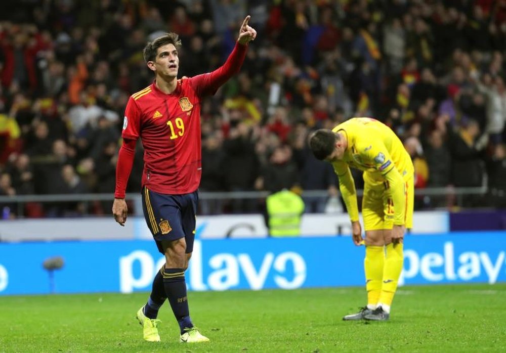 The players, behind Robert Moreno. EFE