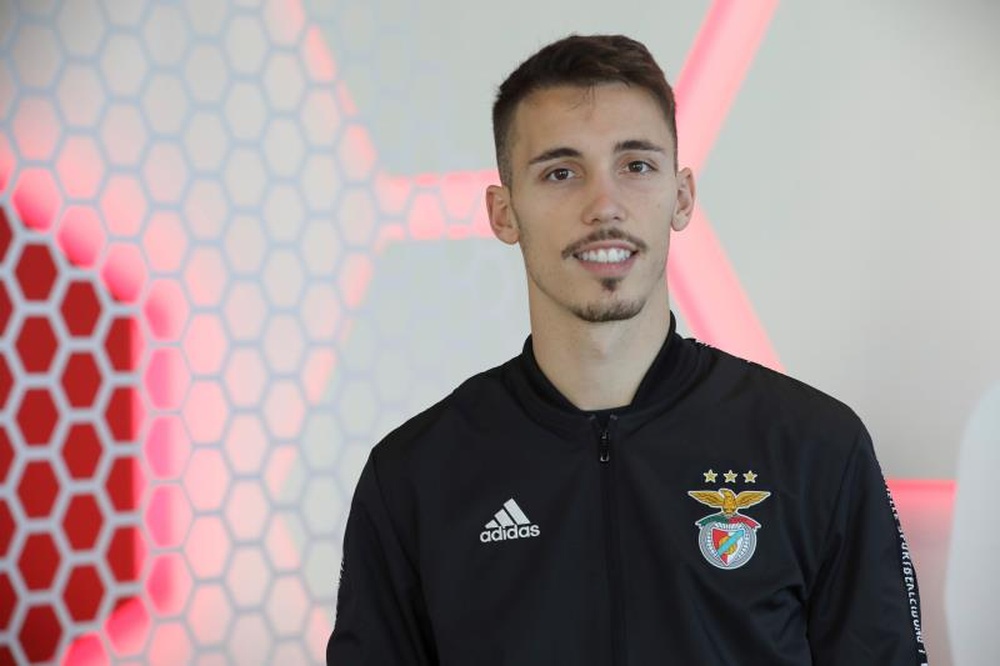 Grimaldo sigue en la agenda del Barcelona. EFE