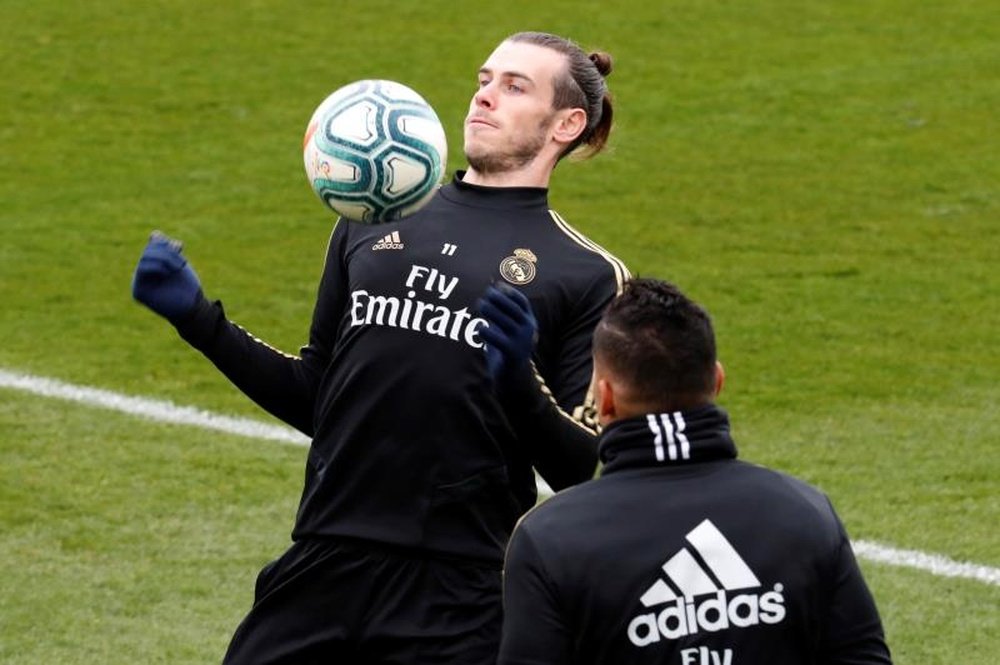 Bale trains on the sidelines once again. EFE