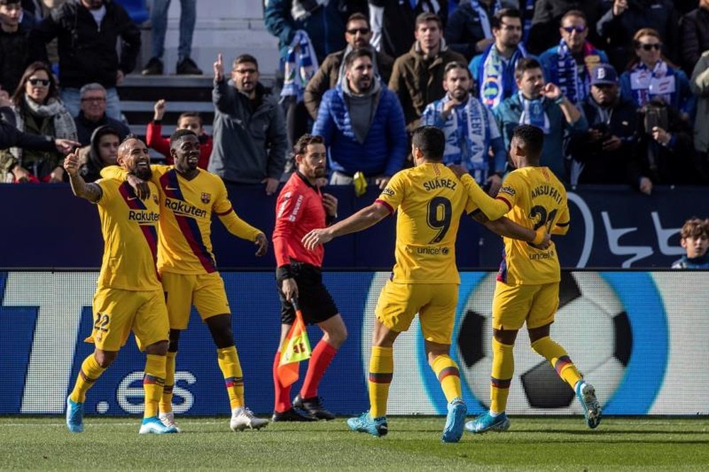 A discussão no vestiário do Barcelona antes de virar o jogo. EFE/Rodrigo Jimenez