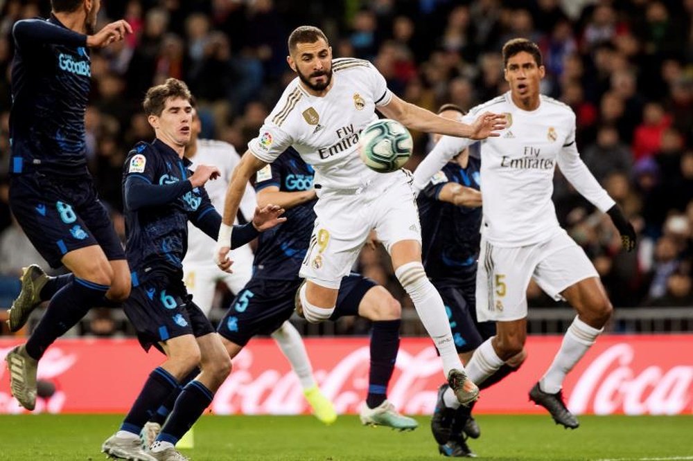 Benzema igualou o placar usando o ombro. EFE/Rodrigo Jiménez