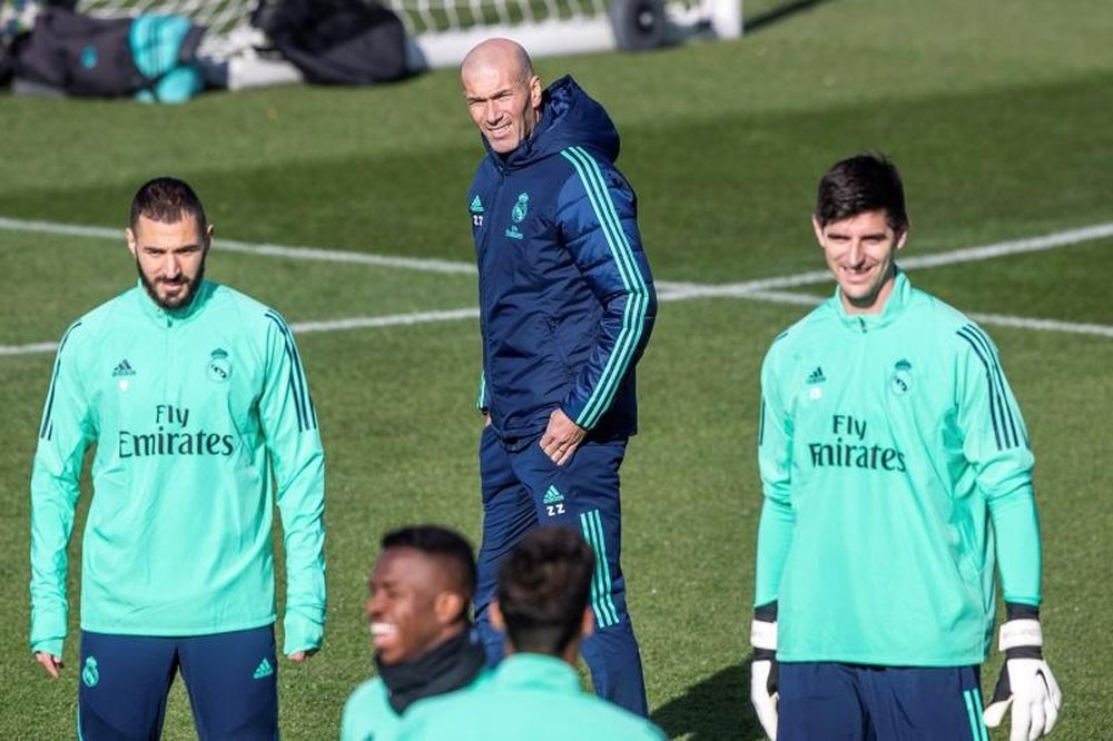 Zidane se reunirá con sus hombres para hablar de la derrota ante el Cádiz. EFE