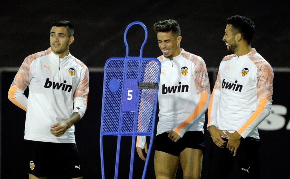Garay y Jaume Costa, bajas por lesión en la lista del Valencia. EFE/Manuel Bruque
