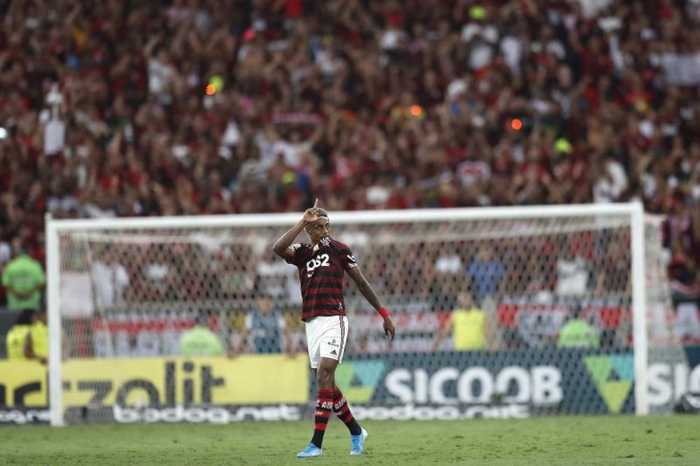 Bruno Henrique sofre lesão e sai em ambulância no primeiro jogo da Recopa. EFE/Marcelo Sayão