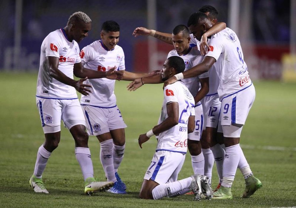 Motagua y Olimpia Honduras arrancan con buen pie. EFE/ José Valle