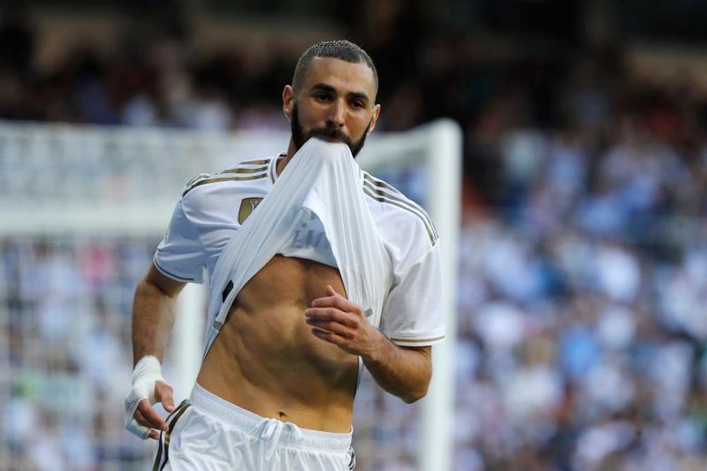 Benzema, face à sa victime préférée. EFE