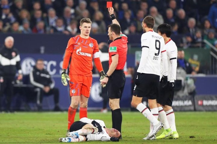 La brutal patada del sucesor de Neuer a Gacinovic