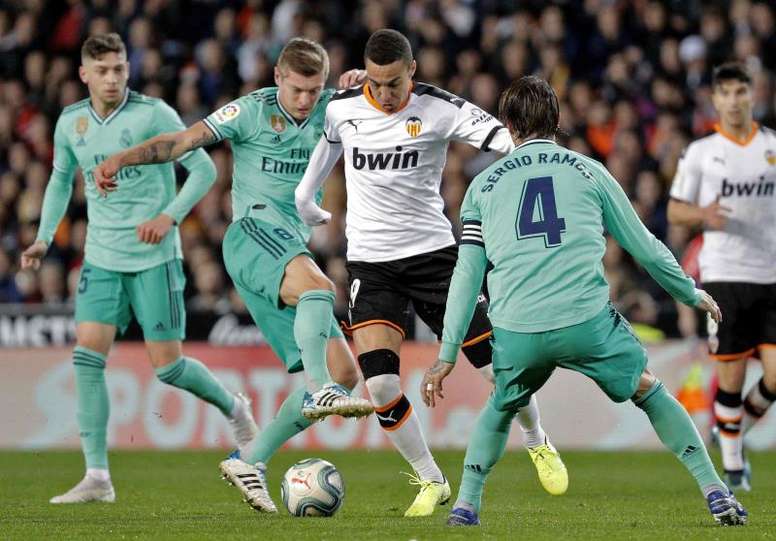 Valencia travel to Barcelona to finalize Rodrigo's transfer. EFE