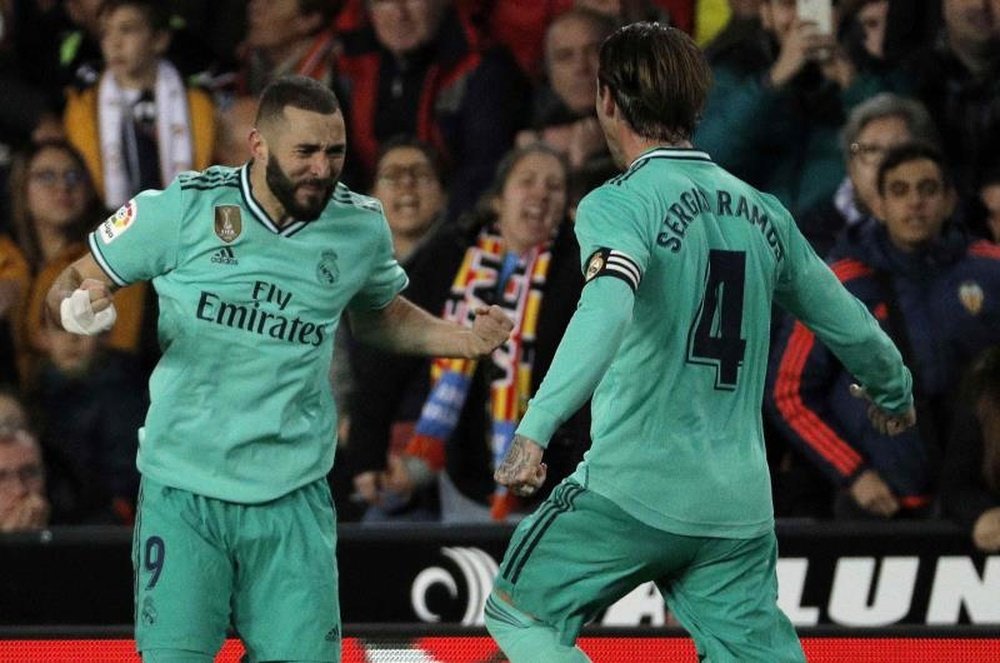 Chendo se encaró con el público en el gol de Benzema. EFE