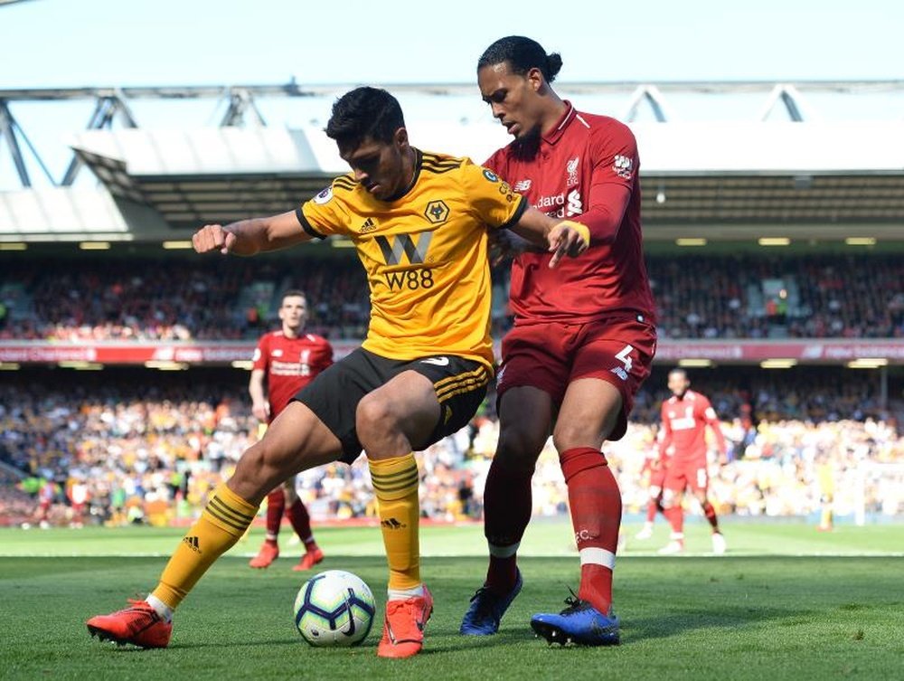 Raúl Jiménez está en la órbita de los dos de Mánchester. EFE/EPA/Archivo