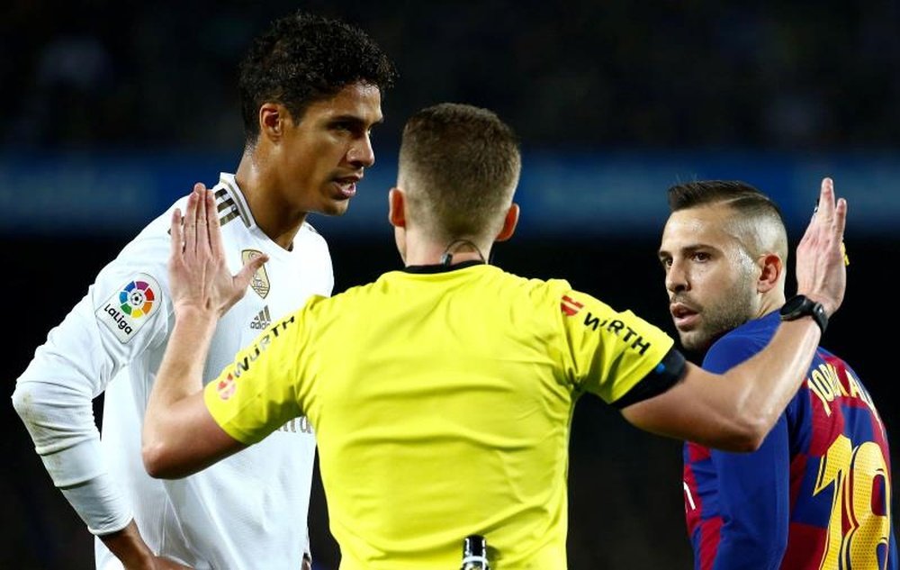 Varane se queja de un penalti de Lenglet. EFE