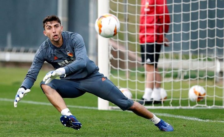 Valencia have Cillessen's replacement at home