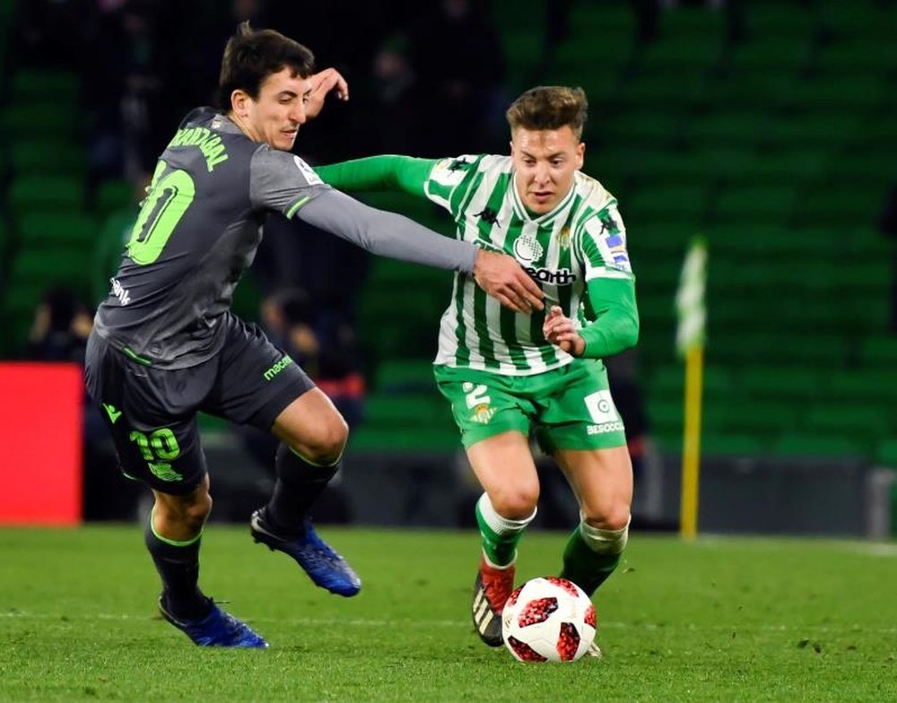 El delantero de la Real Sociedad, Mikel Oyarzábal (i), disputa el balón con el defensa del Real Betis, Francis Guerrero (d). EFE/Raúl Caro/Archivo