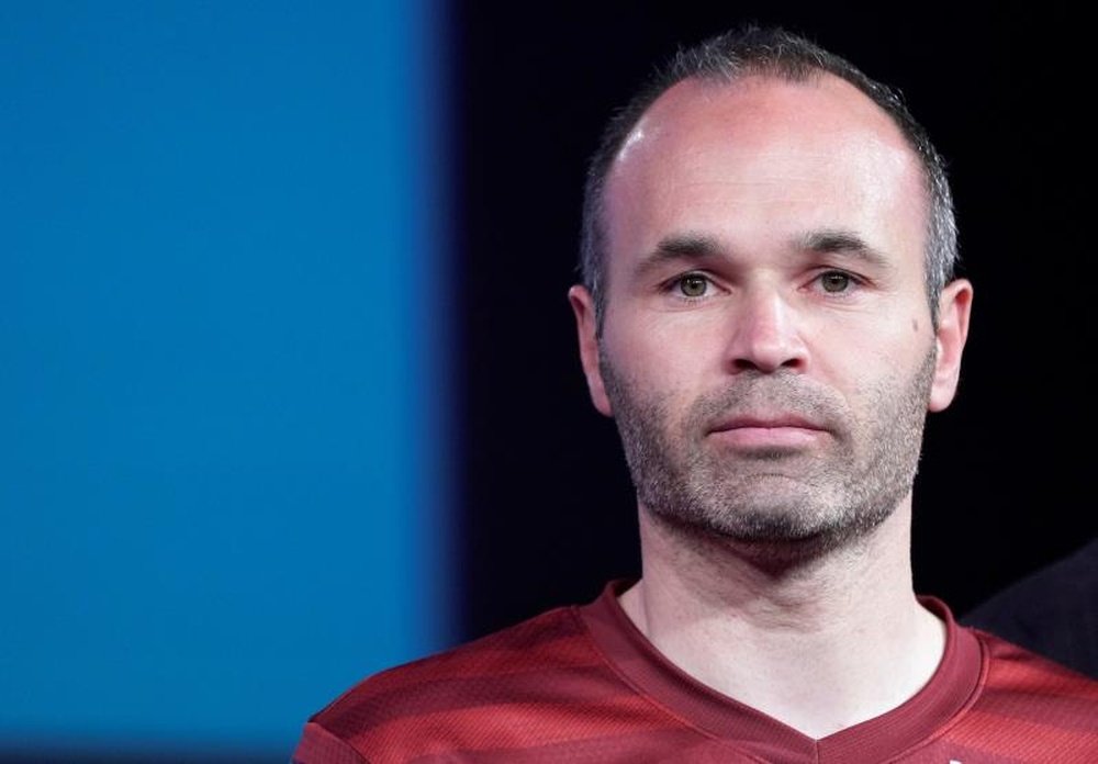 Iniesta cree que Arturo Vidal encaja en el Barcelona. EFE