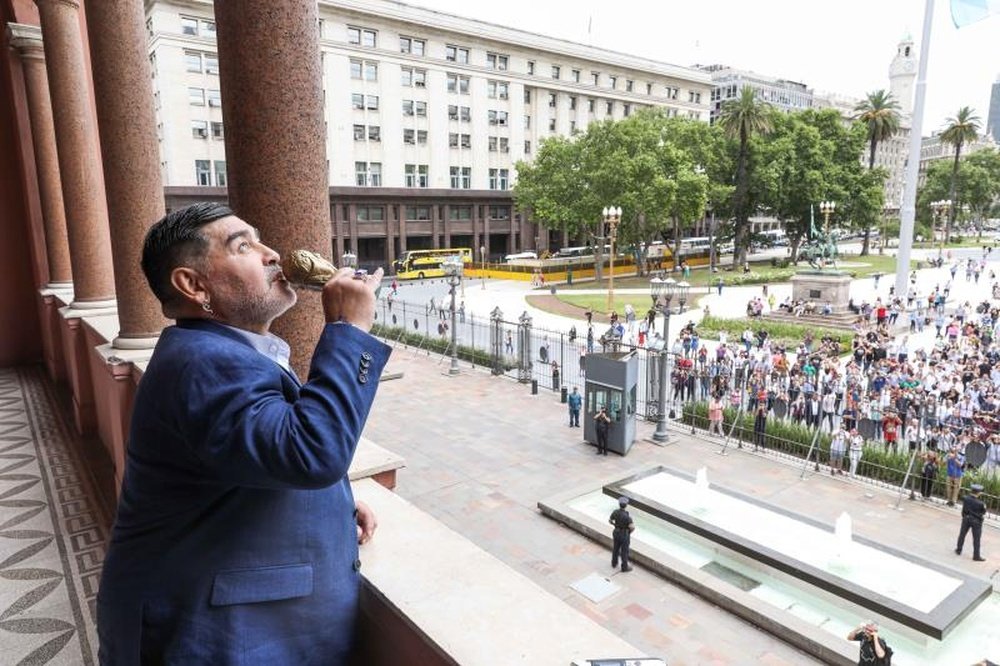 La bienvenida que prepara Huracán a Maradona. EFE