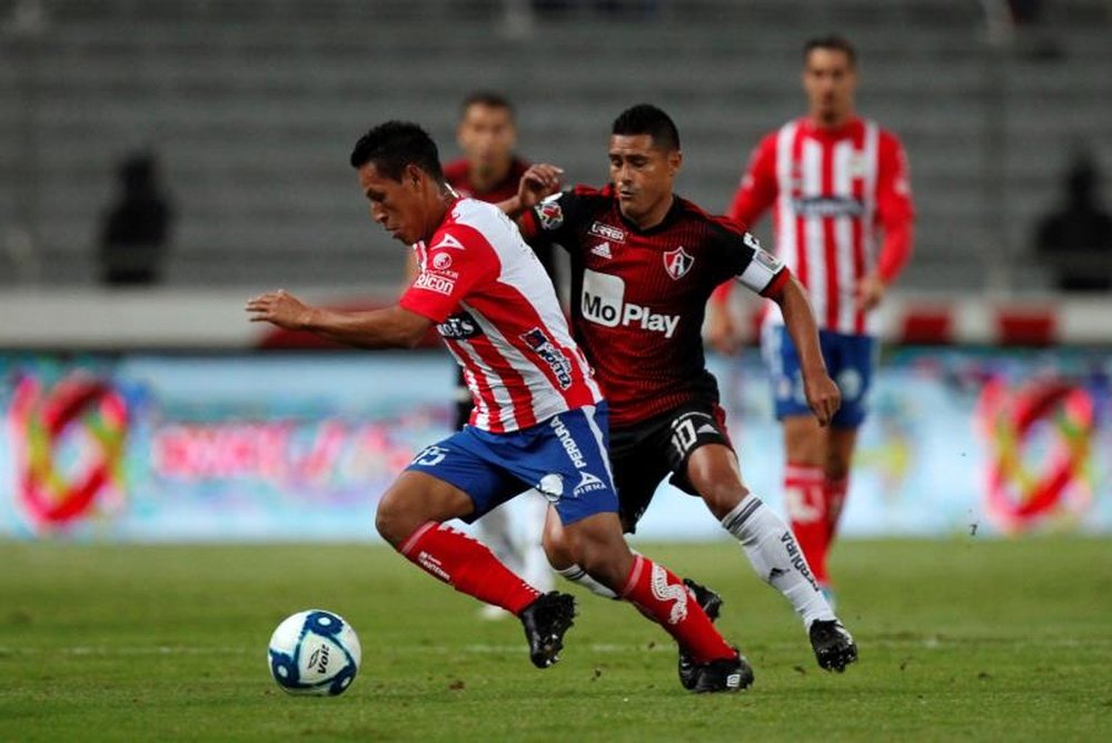 Osvaldo Martínez será operado por una grave lesión de rodilla. EFE