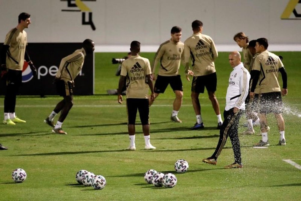 Zidane tiene un par de espinas clavadas. EFE/Archivo