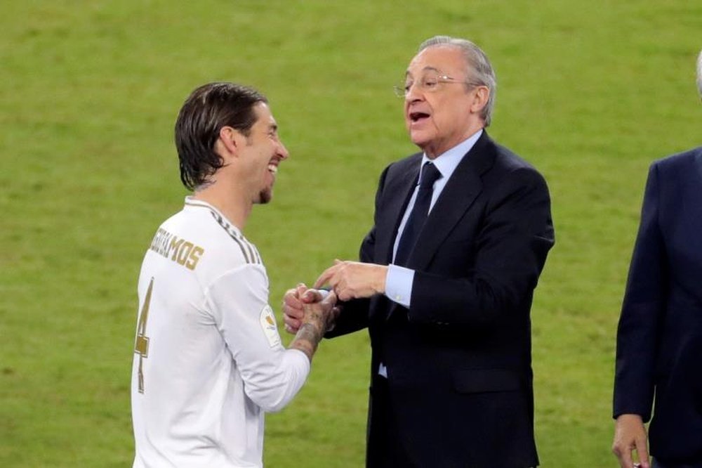 Florentino Perez (R) wished Real Madrid's player luck before the Man City game. EFE