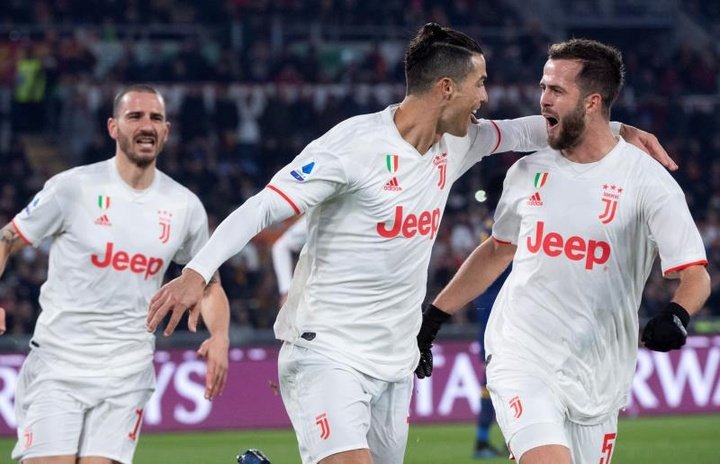 Juventus sofre em Roma, mas volta ao topo da Serie A