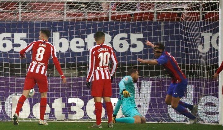 O Atlético derrapa na chuva e perde rivais de vista