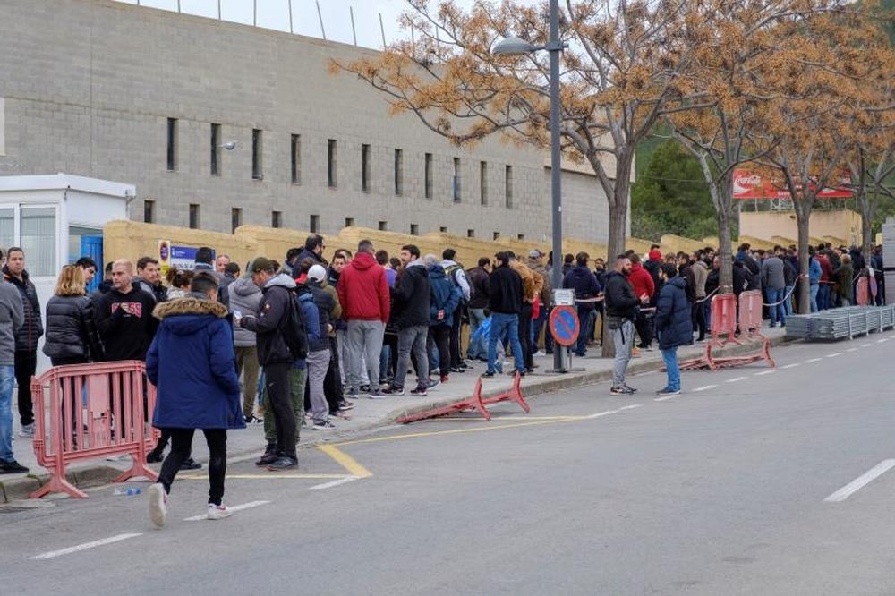 Des supporters ont attendu 21h pour acheter des billets pour le match Ibiza-Barça. EFE