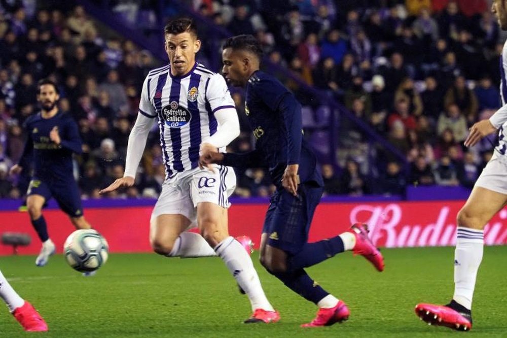 Nacho scores to send Zidane's men top . EFE
