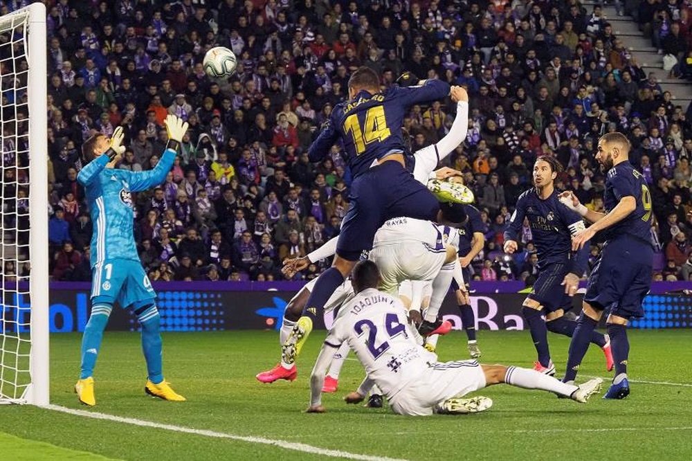 Casemiro contribui frequentemente com a jogada aérea ofensiva do Real Madrid. EFE/ R. GARCIA