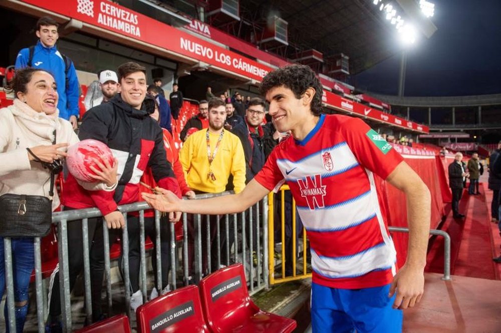 Jesús Vallejo tiene complicado seguir en el Granada. EFE/Archivo
