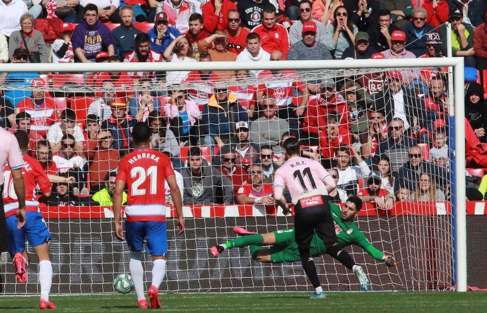 El penalti del Espanyol en Granada dio para mucho. EFE