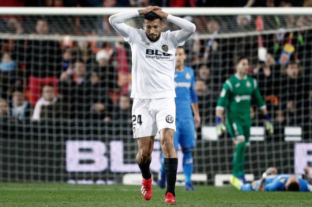 Coronavirus reaches LaLiga: Ezequiel Garay tests positive. EFE