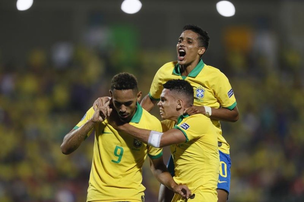 Matheus Carneiro comemora um dos gols da vitória do Brasil contra a Argentina. EFE/Ernesto Guzmán Jr