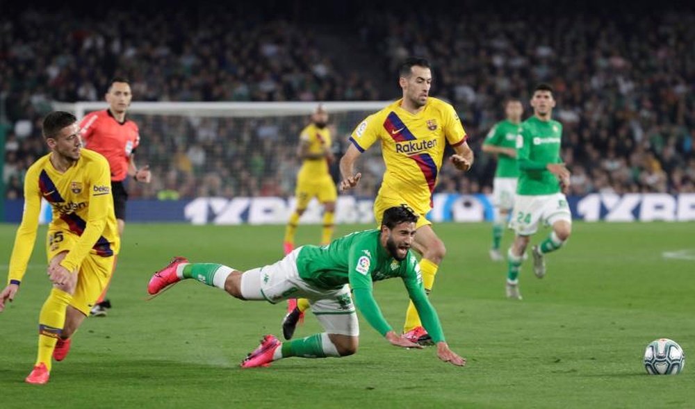 Barca aren't losing sight of Fekir. EFE