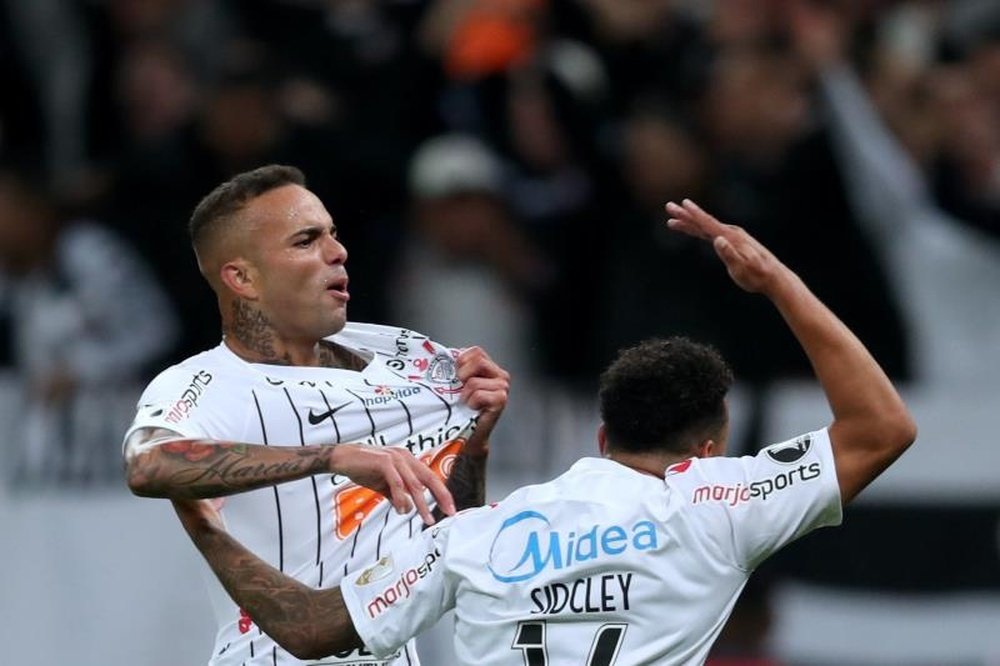 Luan é um dos jogadores infectados no Corinthians. EFE/Fernando Bizerra