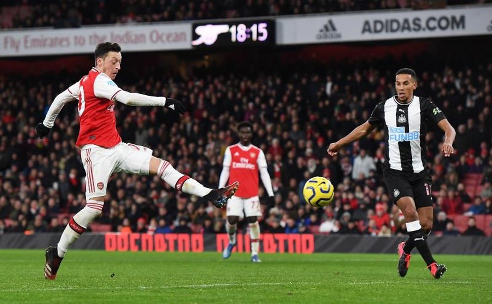 Todos los jugadores del Arsenal tocaron el balón en el gol de Özil. EFE