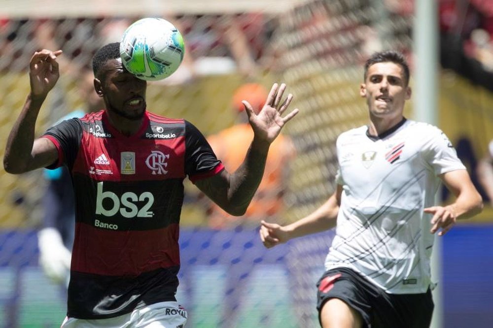 Léo Citadini e Gerson devem estar entre os titulares de Athetico e Flamengo. EFE/Joédson Alves