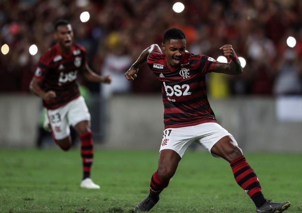 Vitinho vem ganhando mais espaço no Flamengo de Ceni. EFE/Antonio Lacerda/Arquivo